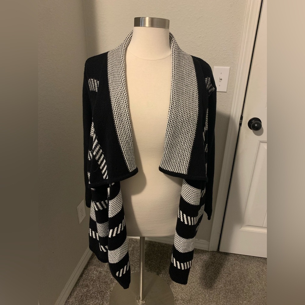 O-19 Torrid Black and White Open Front Cardigan Sweater